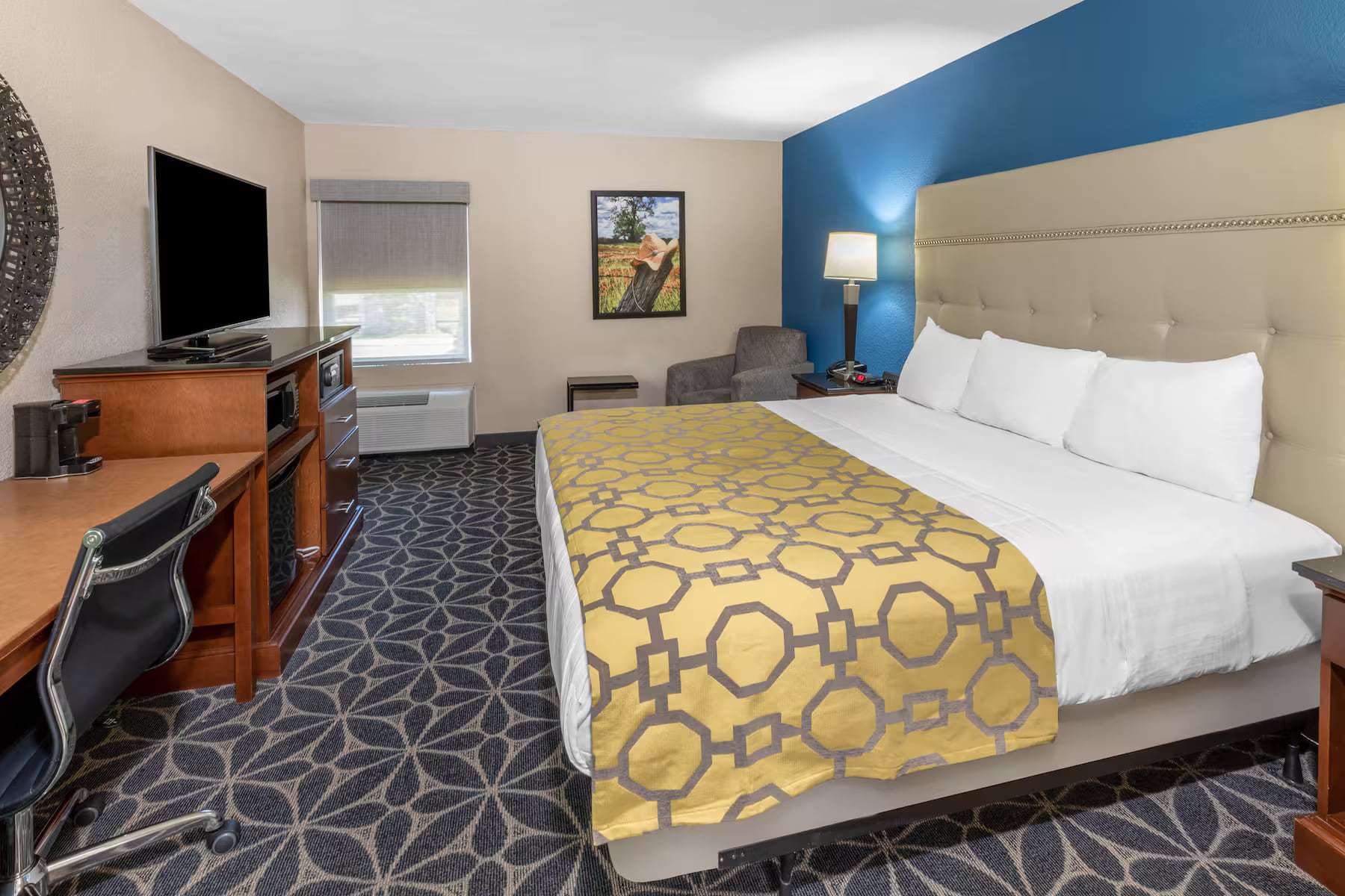 King room with work desk, flat-screen TV, microwave and armchair